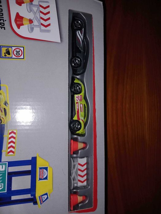 Garagem RC c ascensor Kidway+2 níveis c 2 carrinhos NOVO c 25% descont