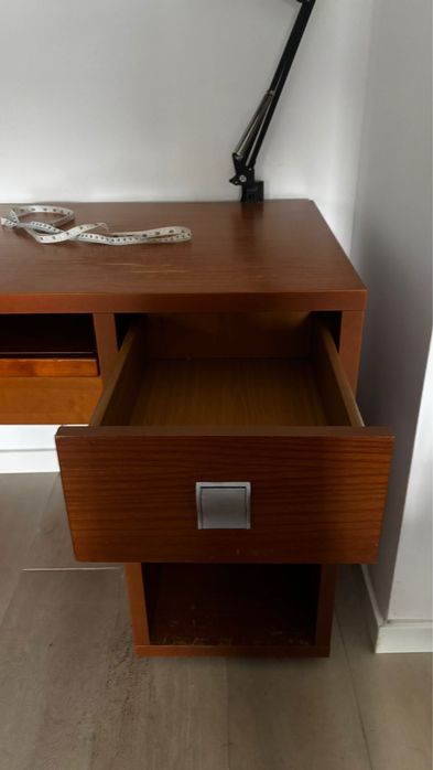 Mesa secretária com gavetas