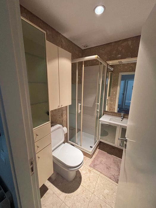 Quarto individual para um estudante em moradia tranquila
