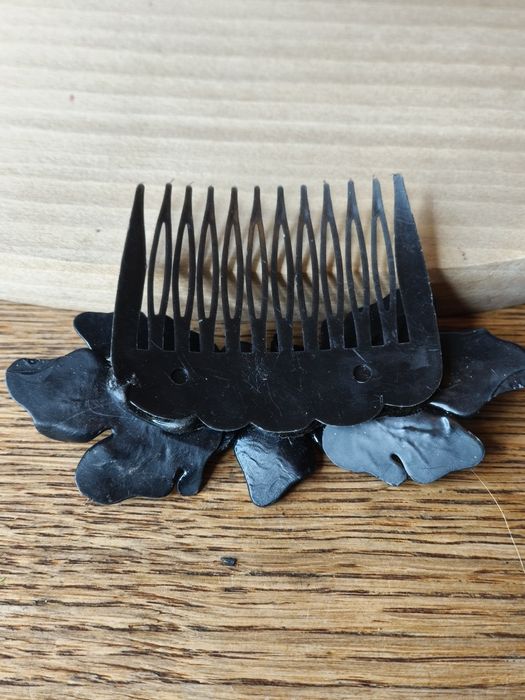 Grzebieńozdobny do włosów z tworzywa w kształcie liścia 185