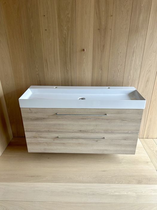 Elegancka szafka łazienkowa z umywalką ceramiczną SaniJura