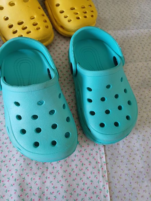 Sandálias também 21 em bom estado.