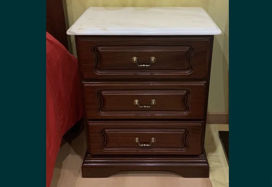Mesa de cabeceira em madeira com tampo em mármore (só uma)