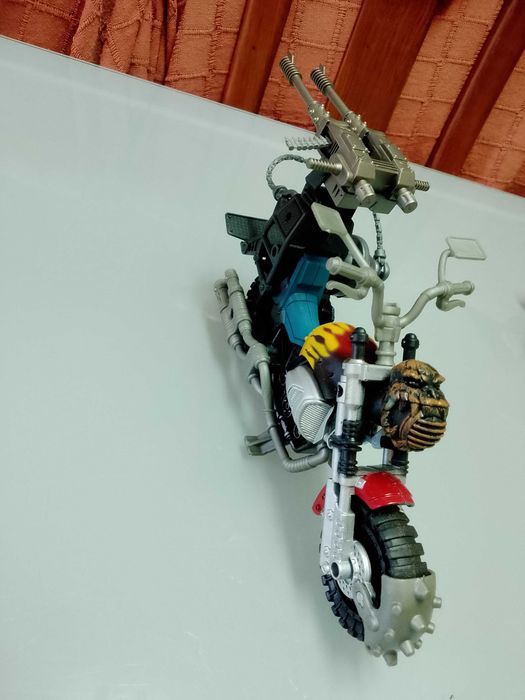 Moto e boneco antigos mas como novos