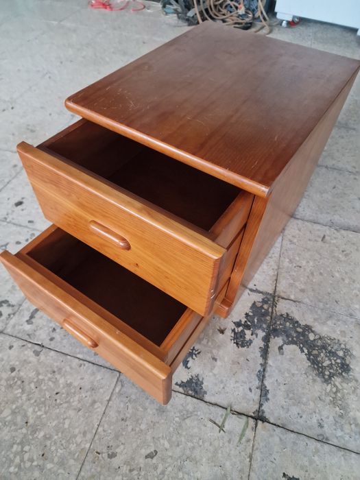 Mesa de apoio de pinho maciço