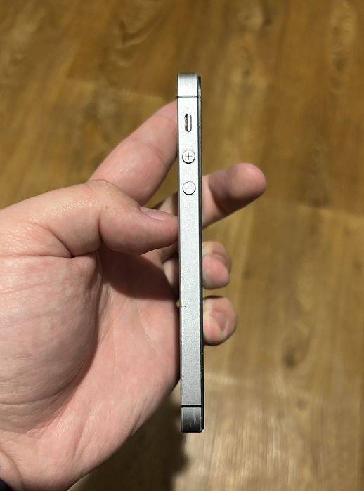 iPhone SE 32gb в неплохом состоянии