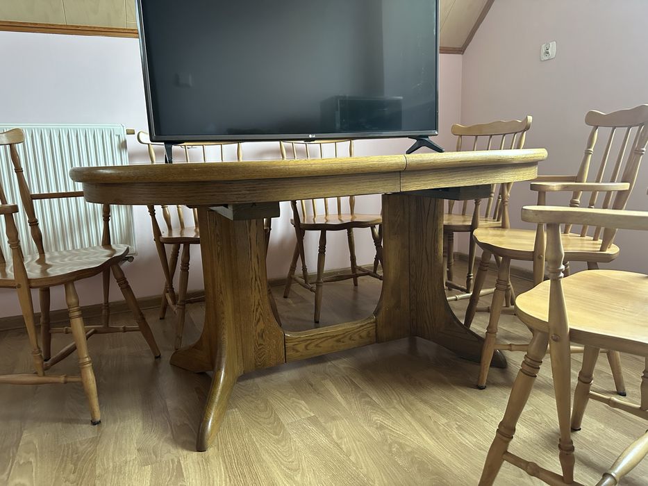 Stół drewniany i krzesła