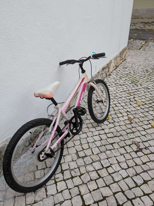 Bicicleta infantil cor-de-rosa