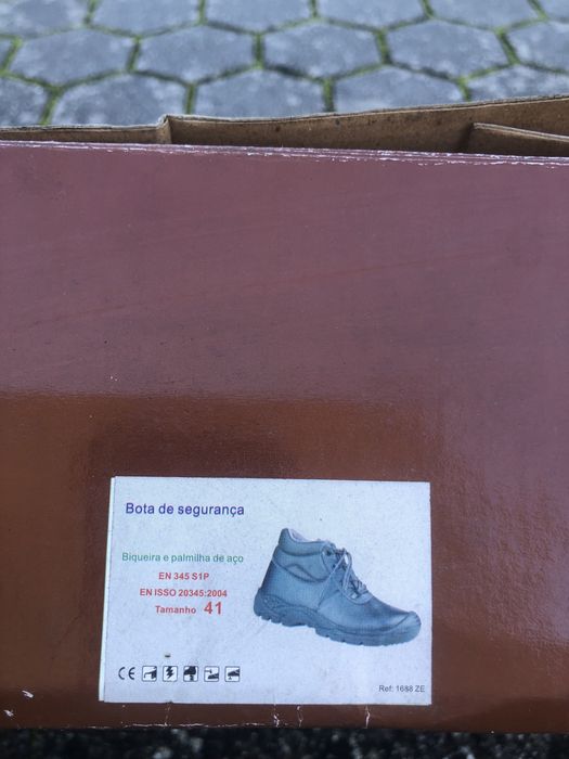 Vendo botas de biqueira de aco novas numero 41 .