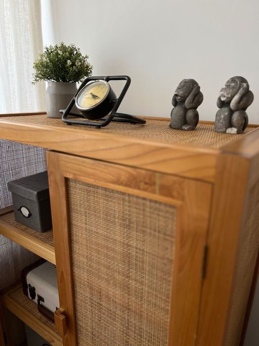 Armário em madeira com portas em rattan – excelente estado