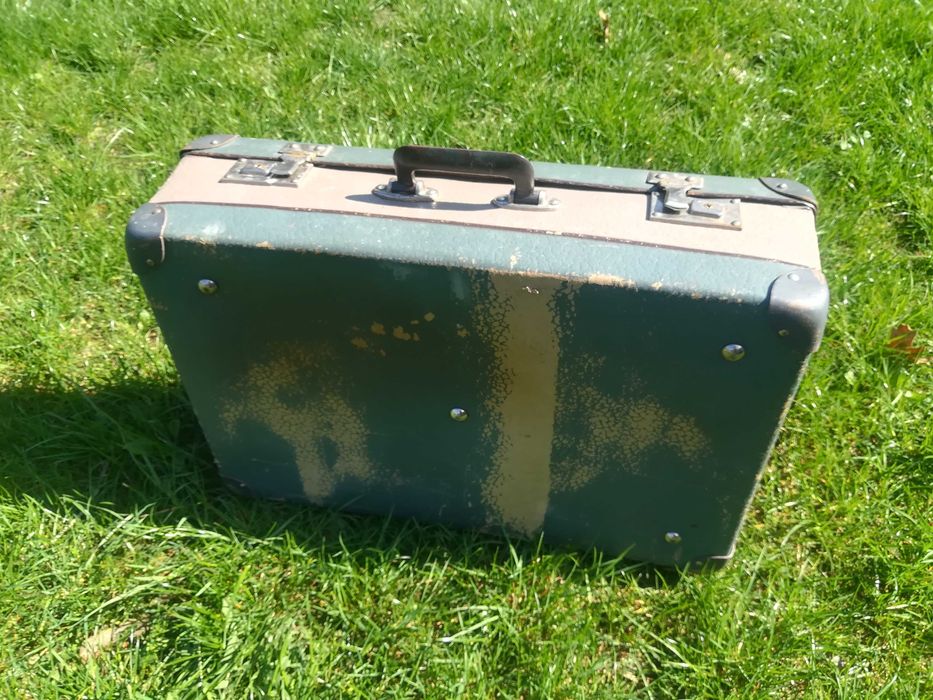 Stara walizka tekturowa