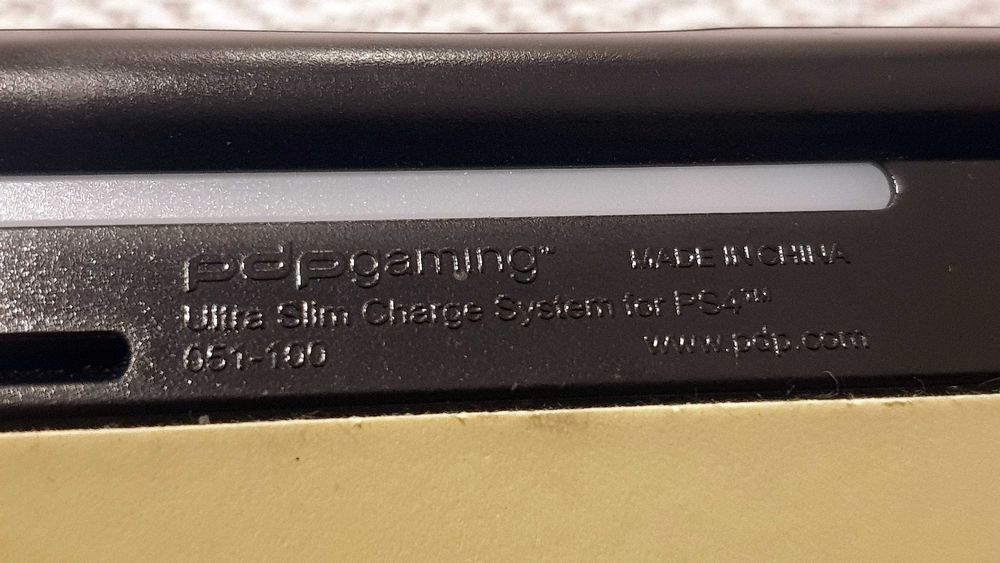 Magnetyczna stacja dokująca na 2 pady PS4 PlayStation 4