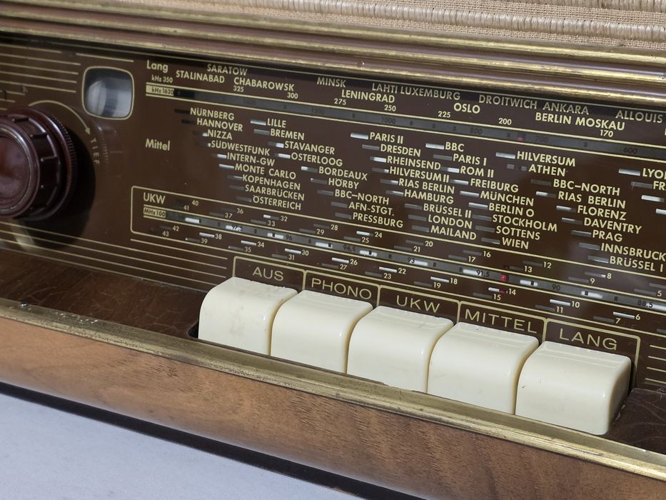 Rádio antigo reparado EMUD