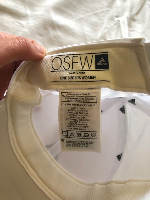 Chapéu branco (Adidas)