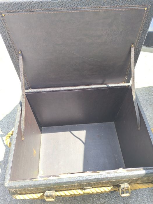 Baú madeira forrada a pele