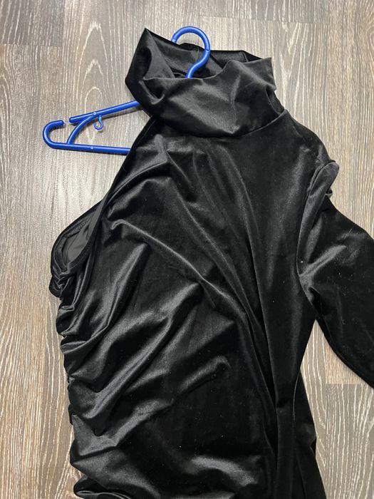 Платье чёрное велюр фотосессия беременност серёжки украшение на голову