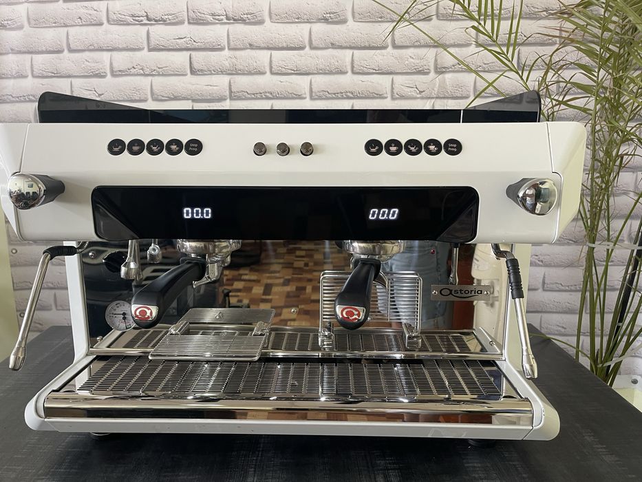 Кавова машина асторія коре 2022 рік стан наближений  до нового