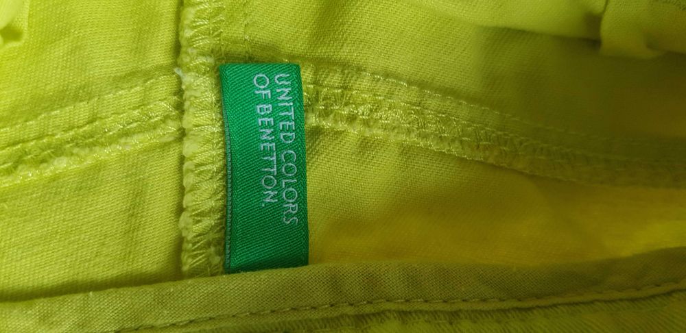 Spodenki dziewczęce Benetton rozmiar 110cm.