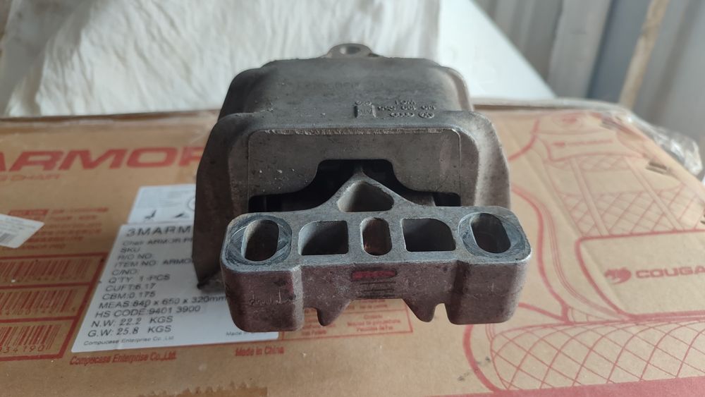 Опора КПП (ліва подушка двигуна) VW Golf 4