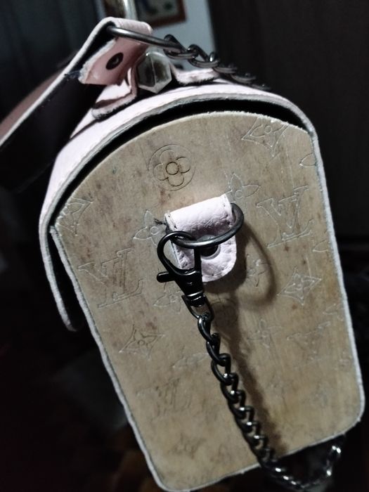 Mala Louis Vuitton cor de rosa para restaurar  é de grife 
Muito Lind