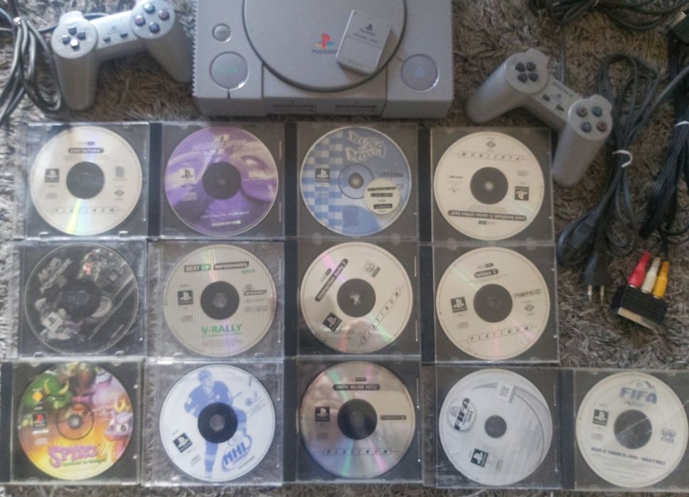 Ps1 fat com vários jogos 2 comandos originais e cartão de memória.
