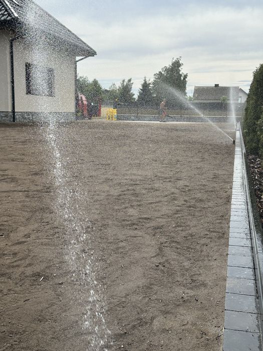 Regeneracja, wertykulacja trawników, prace pielęgnacyjne w ogrodzie.