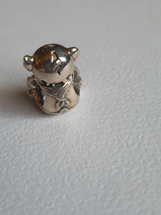 Srebrny charms miś