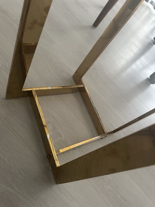 Duas mesas de apoio com pé dourado