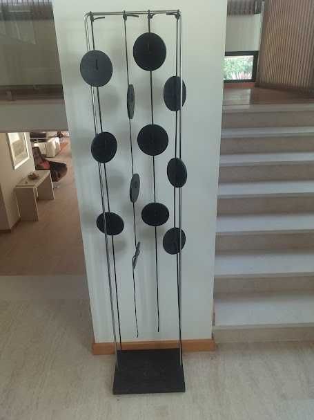 Cabide de pé wenge do designer Paulo Ramunni