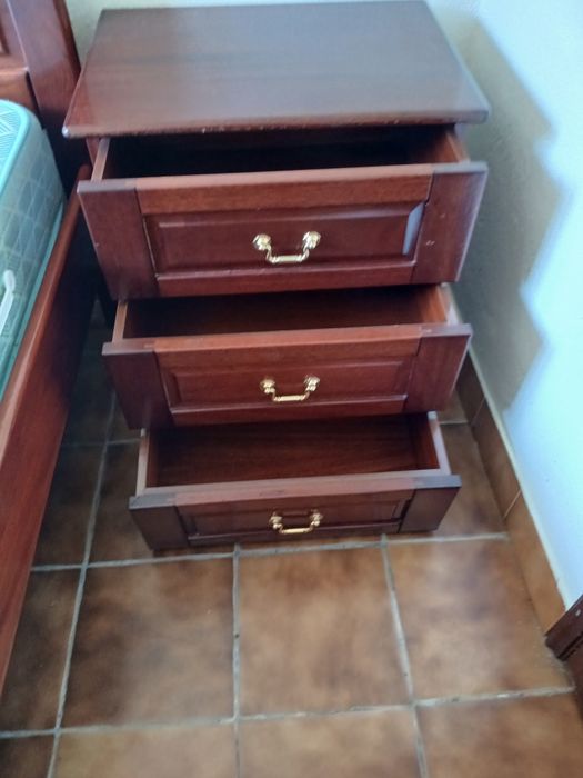 Cama de de   casal  com 2 mesinhas de cabeceira