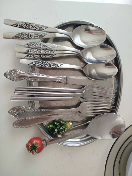 Набір посуду (тарілки , горнятка,ложки,вилки