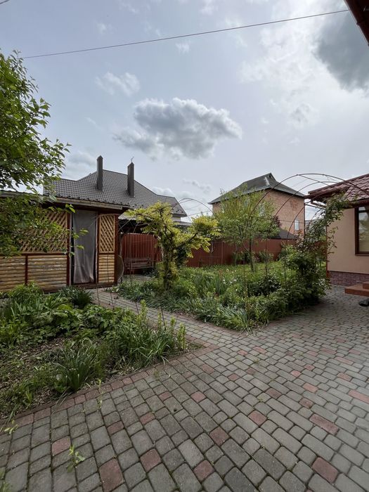 Продається будинок пл. 244 м2 в передмісті Івано-Франківська