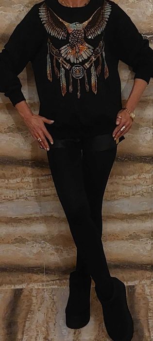 Przepiękna bluza bogato zdobiona brylancikami z motywem ptaka