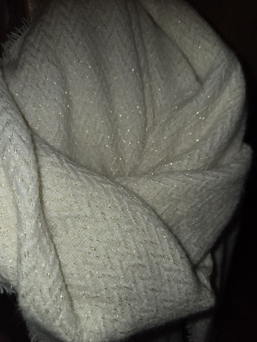 Kremowy szal ze złotą nitką