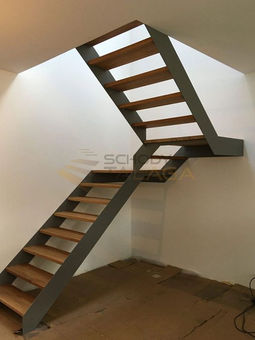 Schody na konstrukcji stalowej, samonośne, policzkowe, z blachy.