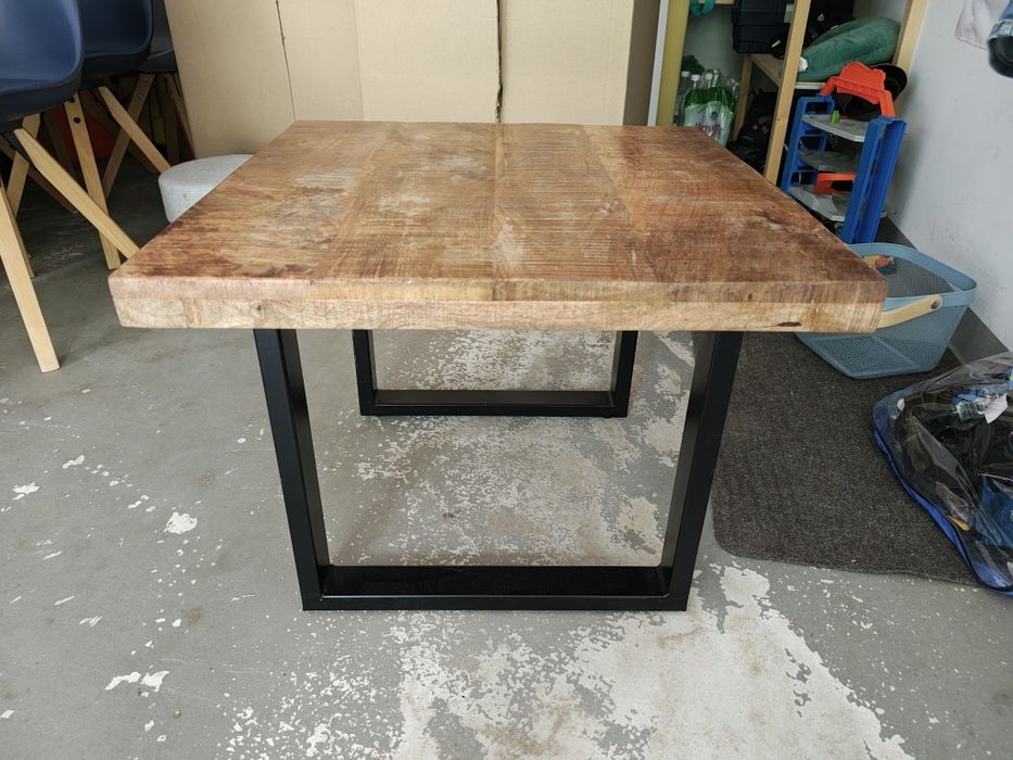 Stolik kawowy 60x60 cm z litego drewna – styl loft/postarzany