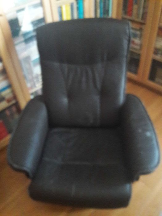 Poltrona Giratória e Reclinável. Com Apoio para os Pés independente