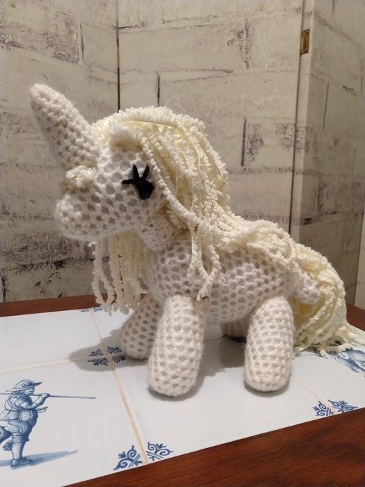 Єдиноріг, одноріг, цікава в'язана іграшка для декору