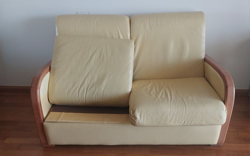 Sofá em pele com cama francesa excelente estado
