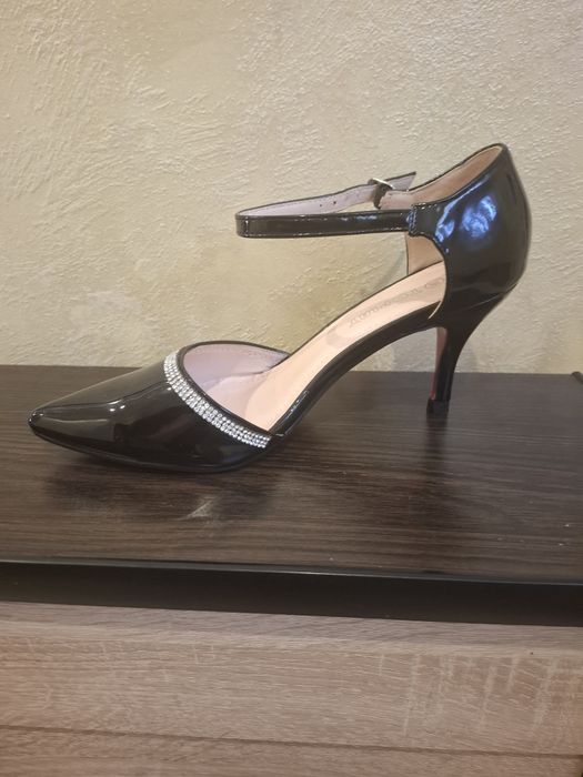 Czarne buty na obcasie