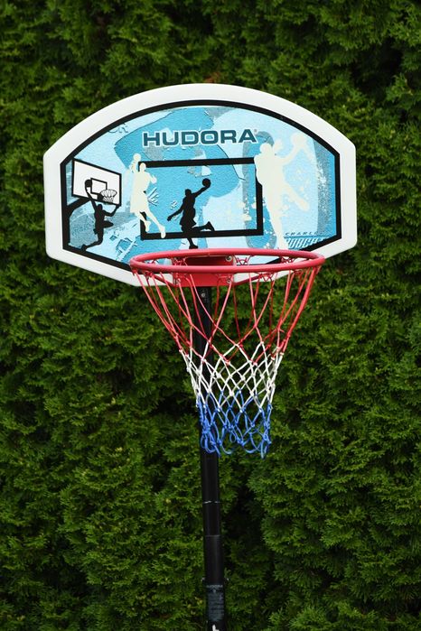 mobilny kosz do koszykówki marki Hudora, kółka
