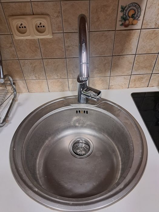 Zlew metalowy okrągły z kranem