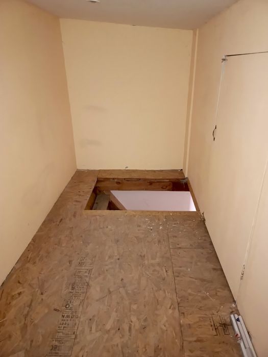 Вул.Корольова.Кутовий гараж з документами .