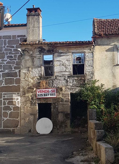Pequena casa em Viseu/Silgueiros para restaurar