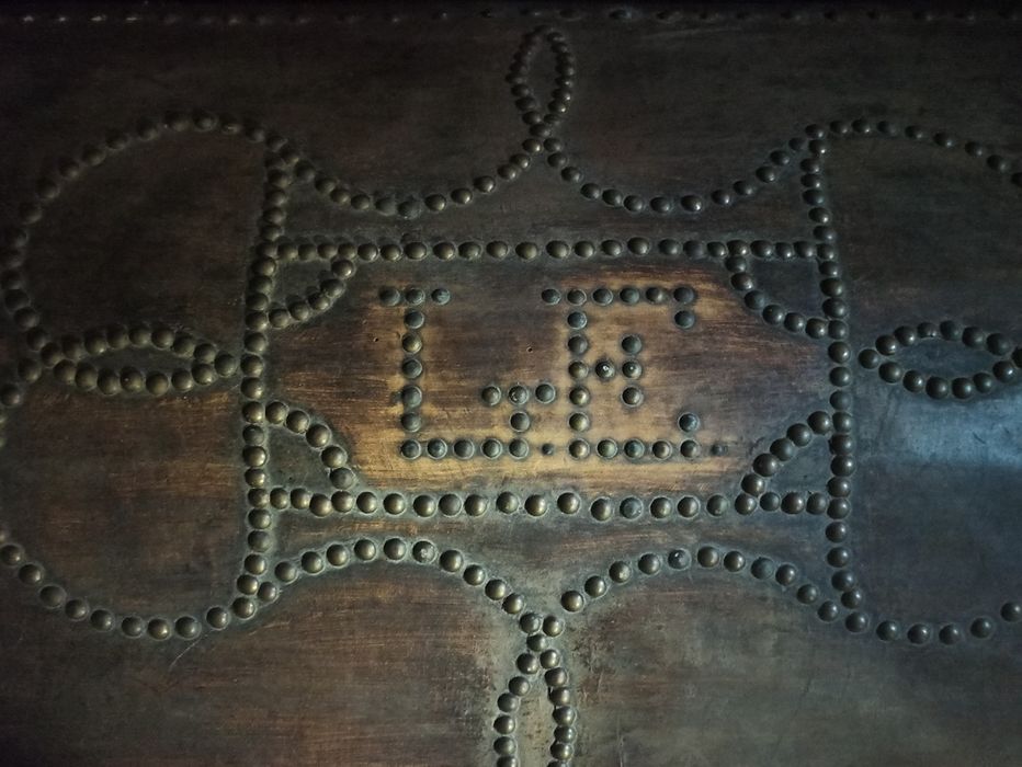 Arca/baú antigo de couro e madeira