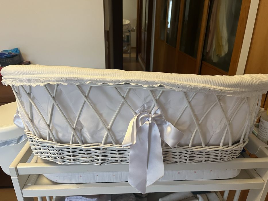 Cesta em verga branca para bebé dm bom estado