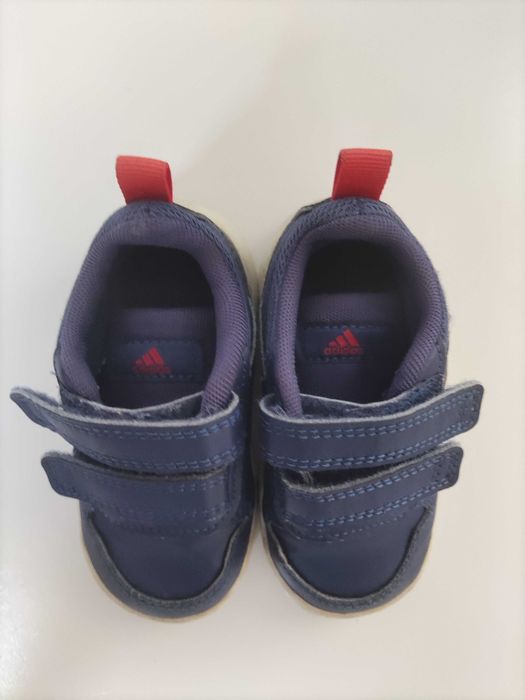 Sapatilhas e sapatos criança