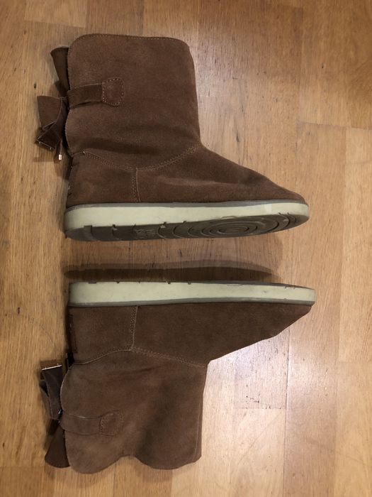 Botas com pêlo castanhas