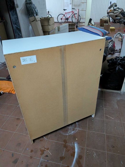 Móvel de duas portas com duas prateleiras do IKEA