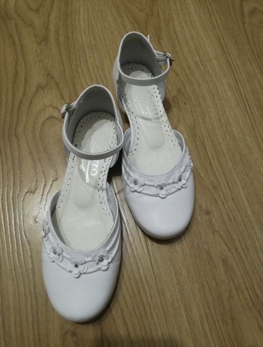 Białe buty komunijne, baleriny, z małym obcasem, rozmiar 32, Zarro